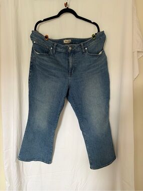 Madewell mid-rise Kick-out out crop jeans